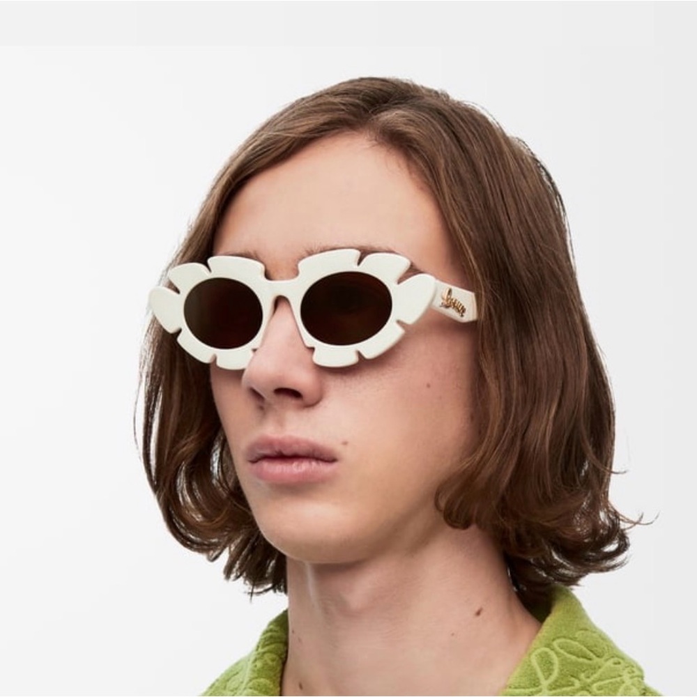 DESIGNER Loewe flower Shades

Pink Color Sold out!

Proof of purchase available